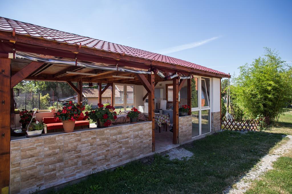 Rákóczi Vendégház Poroszló Esterno foto